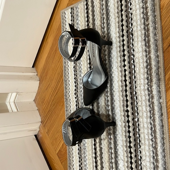 Classique, woman’s, black pumps. Gently used. Size 8 1/2 M. - Picture 2 of 4